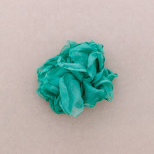 Cargar imagen en el visor de la galería, BROCHE FLOR SEDA
