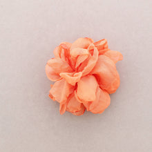 Cargar imagen en el visor de la galería, BROCHE FLOR SEDA
